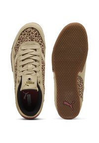Bež tenisice s akcentima u uzorku leoparda, teksturirani gornji dio, vezanje na vezice i gumeni potplat sa logom u ružičastoj boji na dnu.