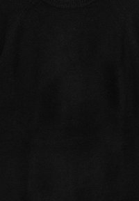 Pull noir avec un col rond et des manches raglan. Fabriqué en tissu doux et texturé, sans motifs ni accents visibles.