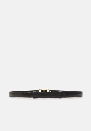 Ceinture fine en cuir noir avec texture crocodile et petite boucle dorée, présentée à plat sur fond blanc.