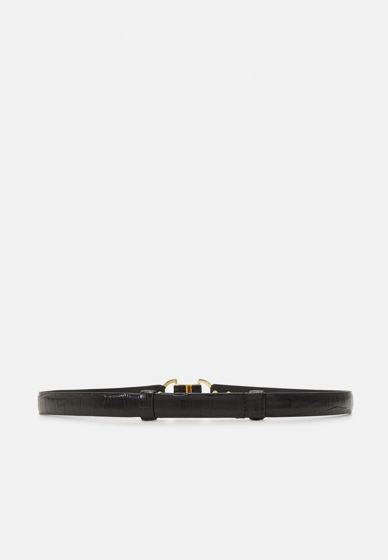 Ceinture fine en cuir noir avec texture crocodile et petite boucle dorée, présentée à plat sur fond blanc.