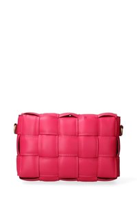 Borsa a tracolla in pelle rosa con un design intrecciato caratterizzato da pannelli rettangolari e piccole aperture sui lati per una texture unica.