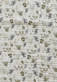 Lys grå stof med et blomsterdesign, der har grønne blade, små grene og spredt dyreliv, med en tekstureret overflade og subtile detaljer.