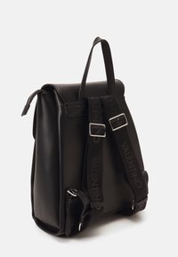 Černý kožený batoh s strukturovaným tvarem, horní rukojetí, nastavitelným popruhem s logem a bočním zap ínáním na zip.