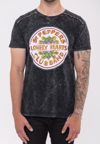 Paradiso Clothing THE BEATLES SGT PEPPER DRUM BAND SNOW WASH - Print T-shirt - black