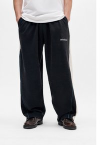 iets frans... - PANEL HARRI JOGGER UNISEX - Tracksuit bottoms - black Thumbnail Image 1