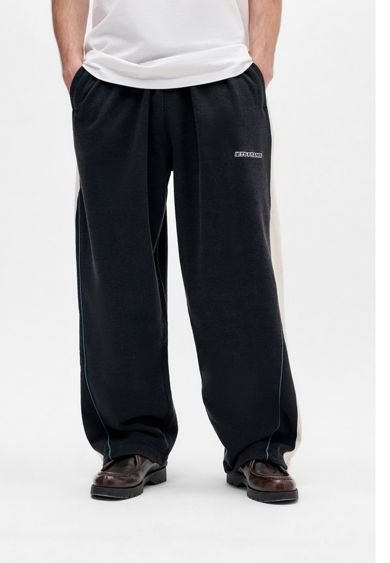 iets frans... - PANEL HARRI JOGGER UNISEX - Tracksuit bottoms - black, Enlarge