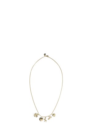 Collar de cadena dorada con cinco colgantes: trébol de cuatro hojas, corazón con el texto "amor", figura de bailarina, palabra "amor" y una cara sonriente redonda.