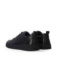Schwarze Leder-Sneaker mit glattem Finish, runder Zehenpartie, flacher Gummisohle und Schnürdesign. Mit Zuglaschen auf der Rückseite.