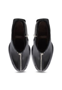 Botine negre din piele cu fermoare laterale, vârf rotunjit și o textură netedă. Interiorul are o căptușeală moale pentru confort.