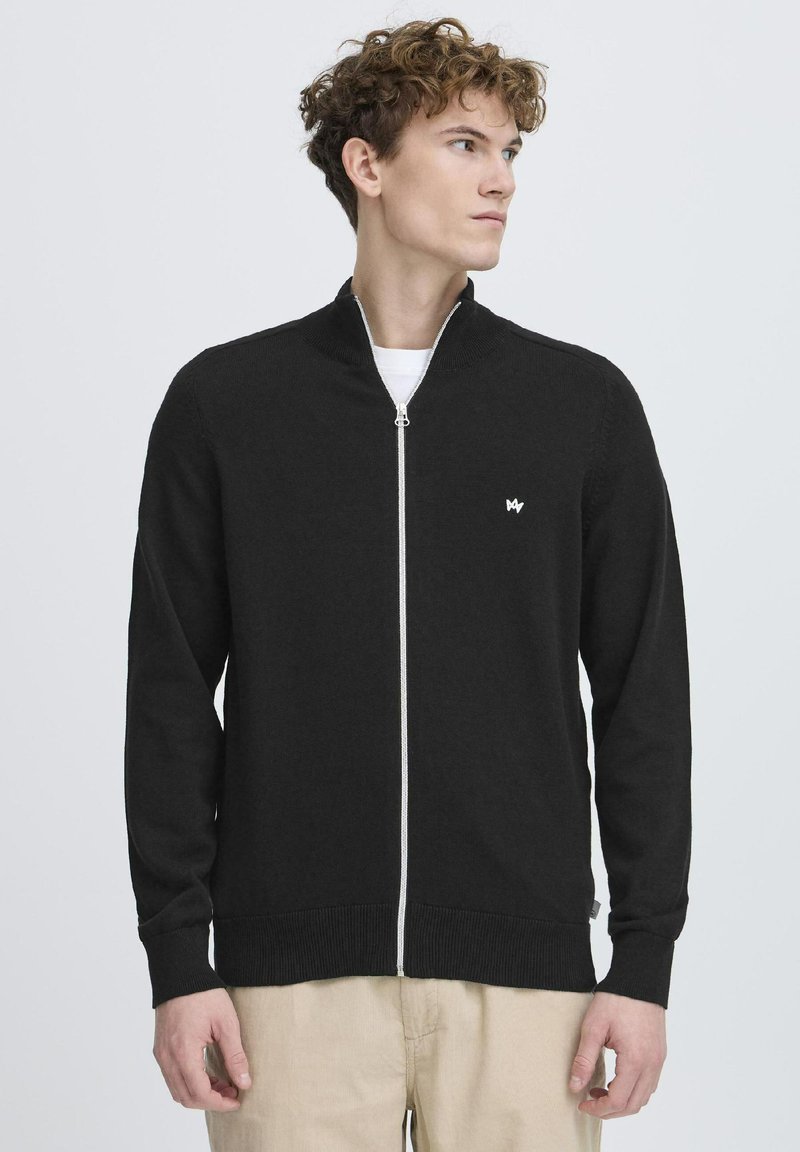 Maglione zip-up nero realizzato in morbido materiale a maglia, con colletto alla coreana e un piccolo logo bianco sul lato sinistro del petto.