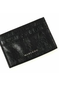 Portafoglio in pelle nera con finitura textured. Presenta tre scomparti per carte e logo impresso sulla parte anteriore. Design compatto e rettangolare.