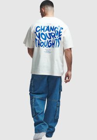 2Y Studios THOUGHTS - Marškinėliai su spaudiniu - off white
