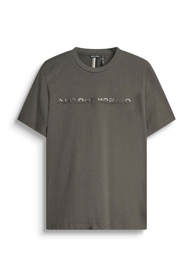 Camiseta de algodón verde oliva con mangas cortas, cuello redondo y estampado de logo texturizado en el pecho. Tela suave con un ajuste relajado.