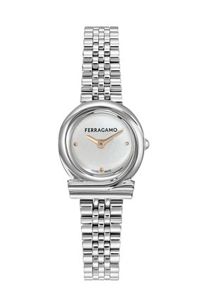 Srebrna Ferragamo zapestna ura z okroglo številčnico, zlatimi kazalci za ure in minute, minimalistično številčnico s tremi oznakami ter zapestnim pasom iz medsebojno povezanih kovinskih členov.