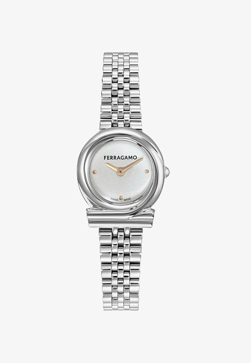 Sidabrinis Ferragamo riešo laikrodis su apvaliu ciferblatu, aukso spalvos valandų ir minučių rodyklėmis, minimalistiniu ciferblato dizainu su trimis žymekliais ir metaline susietų grandelių apyranke.