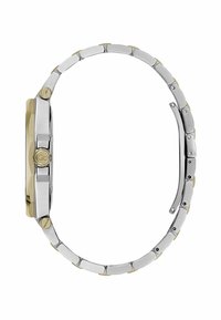 Sudraba un zelta tonī metāla rokas pulkstenis ar taisnstūra korpusu, faktūru apdari un saistītu joslu, kurā apvienoti matēti un pulēti posmi.