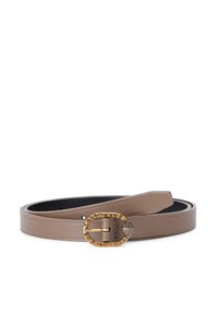 Cintura in pelle marrone chiaro con una texture liscia, caratterizzata da una fibbia ovale in tono oro con accenti decorativi e una fodera nera.