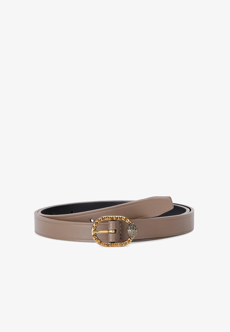 Cintura in pelle marrone chiaro con una texture liscia, caratterizzata da una fibbia ovale in tono oro con accenti decorativi e una fodera nera.