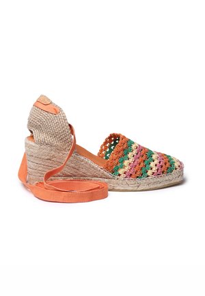 Kootud looduslikest kiududest valmistatud espadrille, millel on roosa, roheline ja oranž mitmevärviline heegeldatud ülemine osa ning oranž pahkluu rihm.