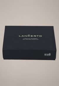 Czarne prostokątne pudełko o gładkiej fakturze, z tłoczonym na srebrno napisami "LANČERTO" i "RFID Secure" na jednej stronie. Prosty i elegancki design.