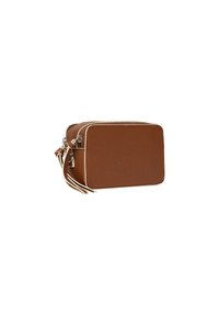 Pochette en cuir synthétique marron avec une surface texturée, deux compartiments zippés et des pampilles décoratives sur la tirette de la fermeture.