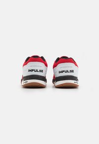 Zapatillas deportivas rojas y negras con upper de malla y sintético, que cuentan con un contrafuerte blanco en el talón, suela de goma y la marca "IMPULSE" en la parte trasera.