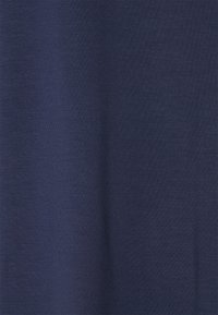 Tissu en coton bleu marine avec une texture douce et une surface lisse et uniforme, affichant un éclat subtil sans motifs ni accents visibles.
