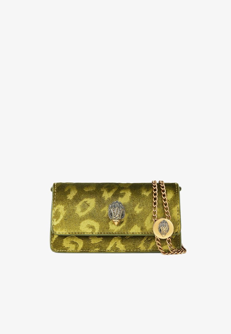Groene fluwelen clutch met een luipaardprint, zilveren en gouden beslag, voorzien van een decoratieve sluiting en een kettingriem.