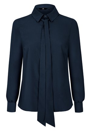 Granatowa bluzka z wyopisanym kołnierzykiem, z przodem wiązanym, długimi rękawami i mankietami na guziki. Wykonana z gładkiego materiału o lekko połyskującej fakturze.