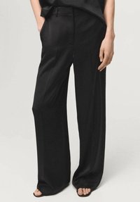 Schwarze Weitbein-Hosen aus glattem Stoff, mit hoher Taille, zwei Seitentaschen und einer taillierten Passform.