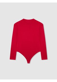 Body rosso a maniche lunghe realizzato in tessuto morbido, con collo alto e chiusura a pressione sul fondo. Design semplice senza motivi.