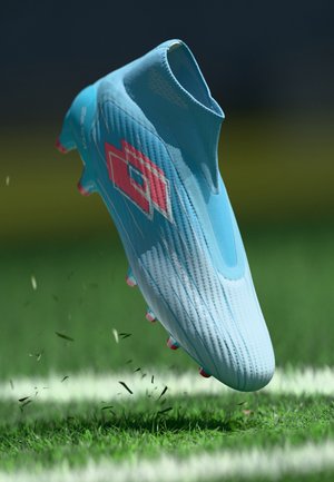 Uno scarpino da calcio blu con design a taglio alto, tomaia testurizzata e dettagli rosa. Presenta numerose tacchette per la trazione sull'erba.