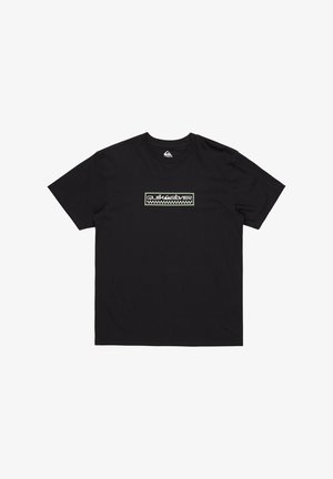 Camiseta de algodón negra con un logo rectangular que incluye el texto "Quiksilver" y un patrón a cuadros en verde y blanco en la parte frontal.