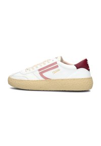 Sneaker bianco con accenti rosa e burgundy, suola beige testurizzata, design con lacci, tomaie in pelle liscia e sintetica. Dettagli con logo dorato.