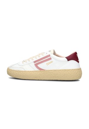 Sneaker bianco con accenti rosa e burgundy, suola beige testurizzata, design con lacci, tomaie in pelle liscia e sintetica. Dettagli con logo dorato.
