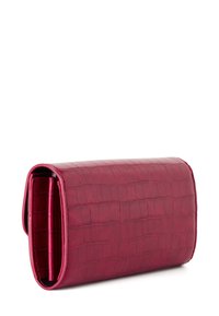 Krokodillenleren portemonnee in diep rood, gemaakt van glanzend synthetisch materiaal. Beschikt over een opklapdesign met meerdere kaartvakjes en compartimenten.