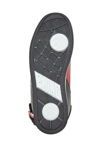 Semelle de chaussure de basket avec une surface en caoutchouc noir texturé, des accents circulaires blancs et le logo Ewing. Présente un motif en losanges pour l'adhérence.
