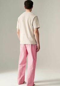 Next REGULAR FIT SET jasnoczerwony