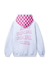 Szara bluza z kapturem z różowym wzorem w szachownicę na kapturze i napisem "ANTI SOCIAL SOCIAL CLUB" w pogrubionej różowej czcionce na plecach.