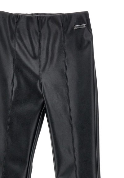 Pantaloni neri in ecopelle caratterizzati da una texture liscia, dettagli con cuciture verticali e un piccolo accento di marchio in metallo in vita.