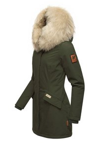 Olivinės spalvos parka su dirbtinio kailio apykakle, užtrauktuku, dviem priekinėmis kišenėmis ir tekstūruotu paviršiumi. Yra logotipo aplikacija ant rankovės.