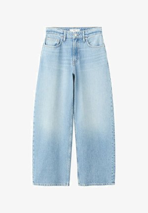 Blugi largi din denim albastru deschis, cu buzunare frontale, bucle pentru curea și închidere cu nasturi.