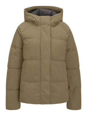 Beige polstret vinterjakke med hætte, lange ærmer og forreste lynlås skjult af en klap.