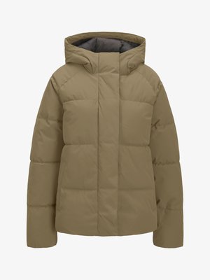 Beige polstret vinterjakke med hætte, lange ærmer og forreste lynlås skjult af en klap.