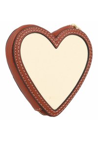 Pochette en cuir marron en forme de cœur avec un intérieur crème. Elle présente une fermeture éclair dorée et des coutures contrastantes le long des bords. Texture lisse.
