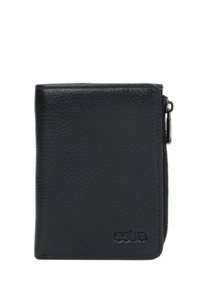 Czarny portfel z teksturowanej skóry z zamykaną na suwak kieszenią na monety po bokach oraz wytłoczonym logo "estro" na przednim dolnym rogu.