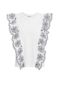 Vit bomulls-T-shirt med svart broderad blommönster och volangdetaljer längs ärmarna, med rund halsringning.