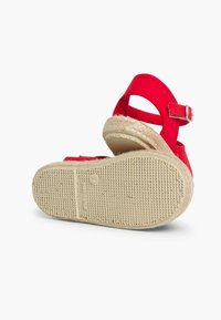 Rode espadrille sandalen met een gestructureerde juten zool, verstelbare band en een gladde stofbovenkant. De zool heeft een patroon voor grip.