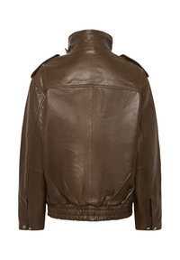 Hnedá kožená bunda s vysokým golierom, elastickým pásom a rozparkami na bokoch so zapínaním na gombíky. Hladká textúra, minimálne kovanie a bez viditeľného loga.