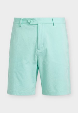 Pantalones cortos de hombre entallados en aqua claro con cierre de botones, trabillas para el cinturón y bolsillos laterales, mostrados sobre un fondo liso.